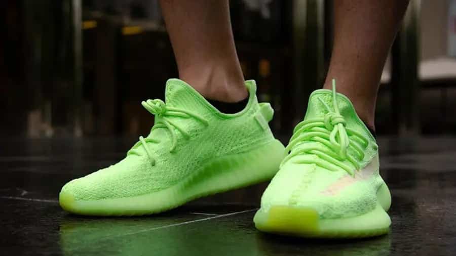 Yeezy 350 Neon Green: Sự Kết Hợp Thú Vị Của Màu Sắc Trên Đôi Giày