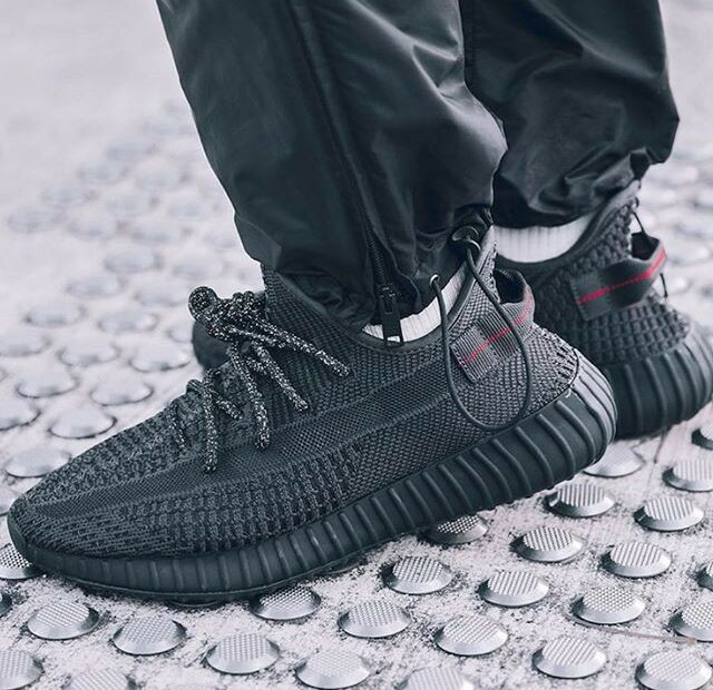 Yeezy 350 Full Black: Siêu Phẩm Giày Thể Thao Mới Nhất