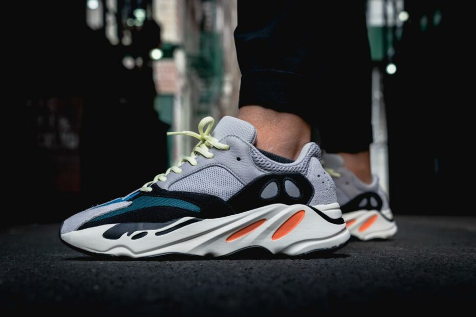 Yeezy 700 Og On Feet: Bước Chân Đầy Phong Cách